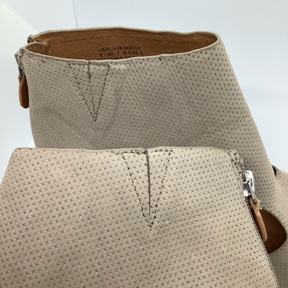 GENTLE SOULS ROAN ANKLE SANDAL BY KENNETH COLE - Picture 6 of 8